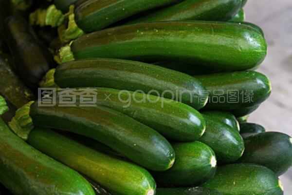 綠色西葫蘆零售展臺(tái)陳列技巧與銷(xiāo)售策略